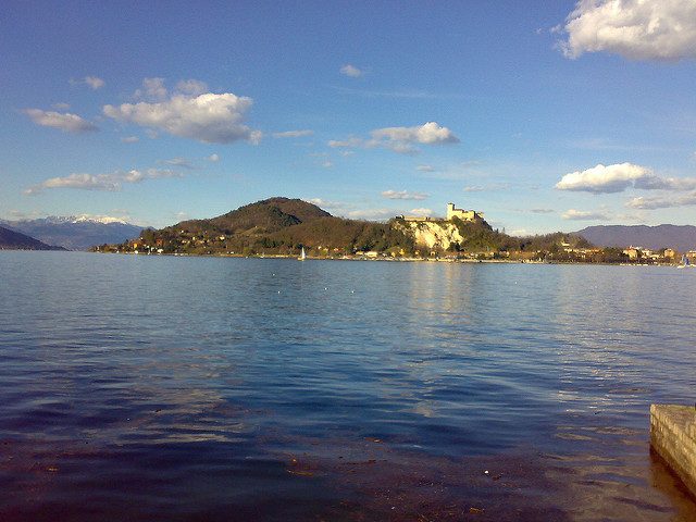 Rocca Borromea di Angera vista da Arona – Foto di Marco Assini