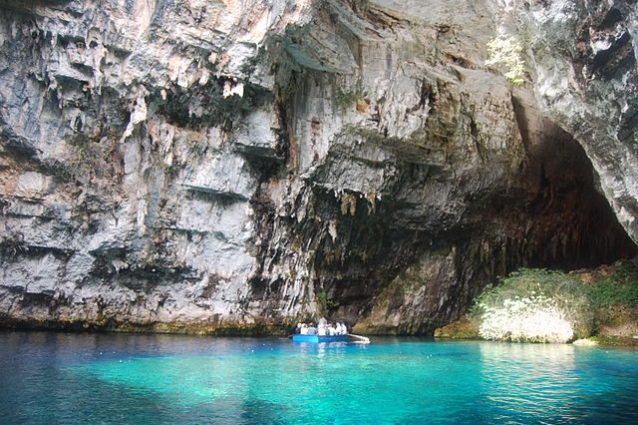 Grotta di Melissani – Foto Wikimedia Commons