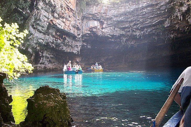 Grotta di Melissani – Foto Wikimedia Commons