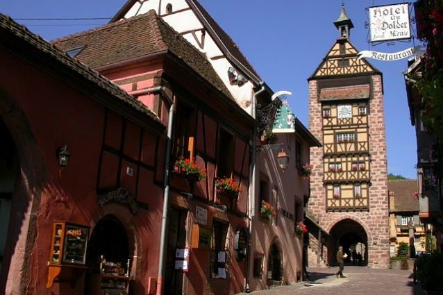 Riquewihr: sullo sfondo, la Torre di Dolder – Foto Wikipedia
