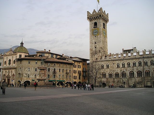 Trento, Piazza Duomo con Palazzo Pretorio e la Torre Civica – Foto Wikimedia Commons