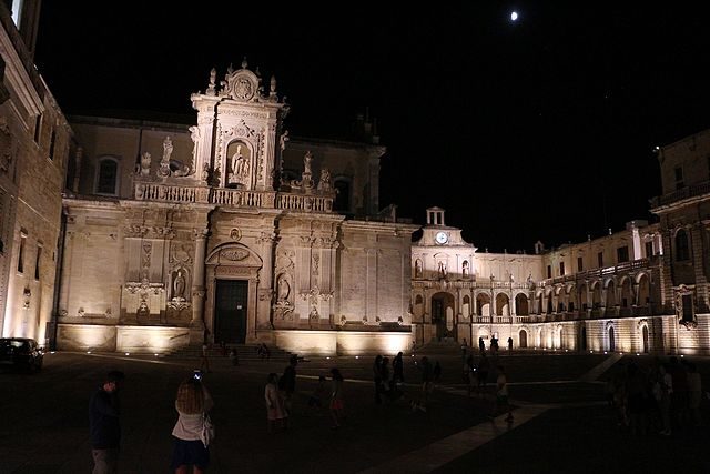 Duomo di Lecce di notte – Foto Wikimedia Commons