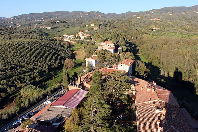 Veduta dalla torre del Castello dei Conti Guidi – Foto Wikipedia