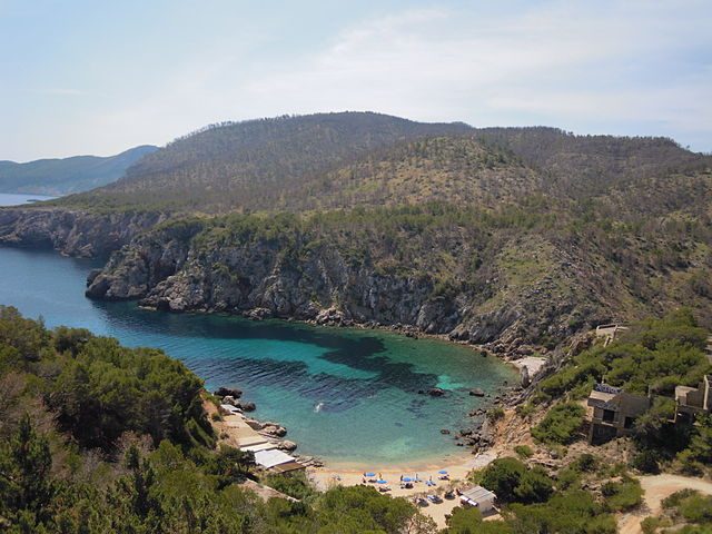 Cala D’en Serra – Foto Wikimedia Commons