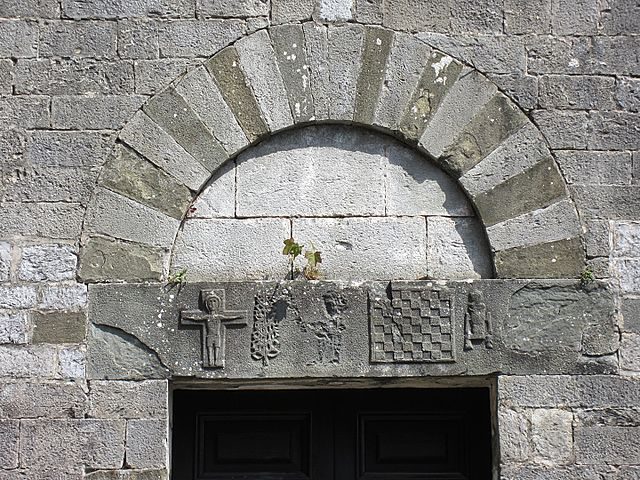 Architrave della Pieve di San Paolo con la sua complessa simbologia – Foto Wikimedia Commons