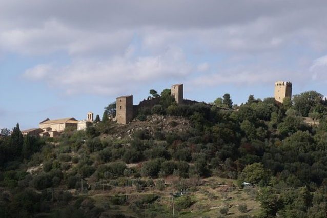 Monticchiello, veduta delle torri e delle mura di cinta – Foto Wikipedia