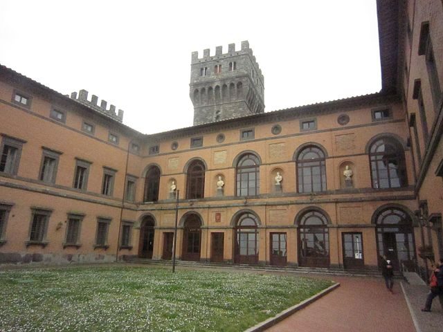 Torre Alfina, cortile del Castello – Foto Wikimedia Commons
