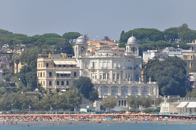 Spiaggia di Anzio con il Paradiso sul Mare – Foto Wikipedia