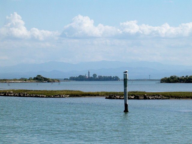Laguna di Grado con l’isola di Barbana sullo sfondo – Foto Wikipedia