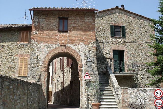 Paciano, Porta Perugina – Foto Wikipedia