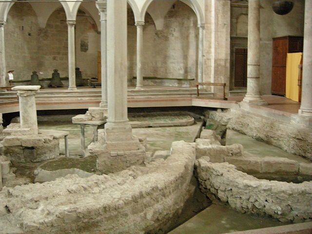 Colonna di San Pietro e scavi – Foto Wikipedia
