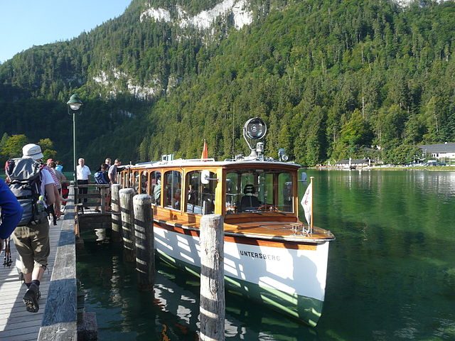 Battello a Schönau am Königssee – Foto Wikimedia Commons