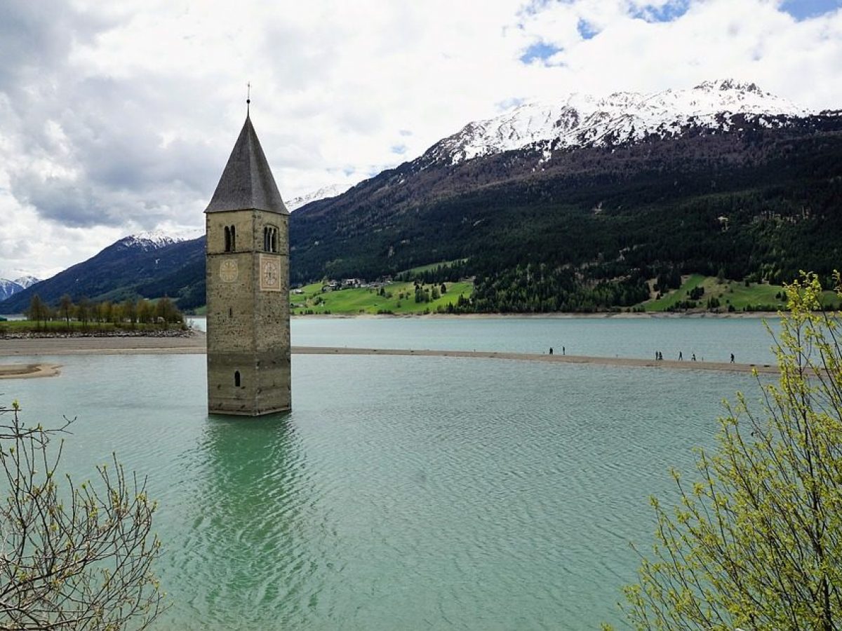L'incredibile campanile che emerge dalle acque a Curon Venosta
