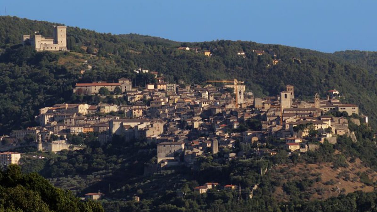 Panorama di Narni sovrastata dall'imponente Rocca dell'Albornoz