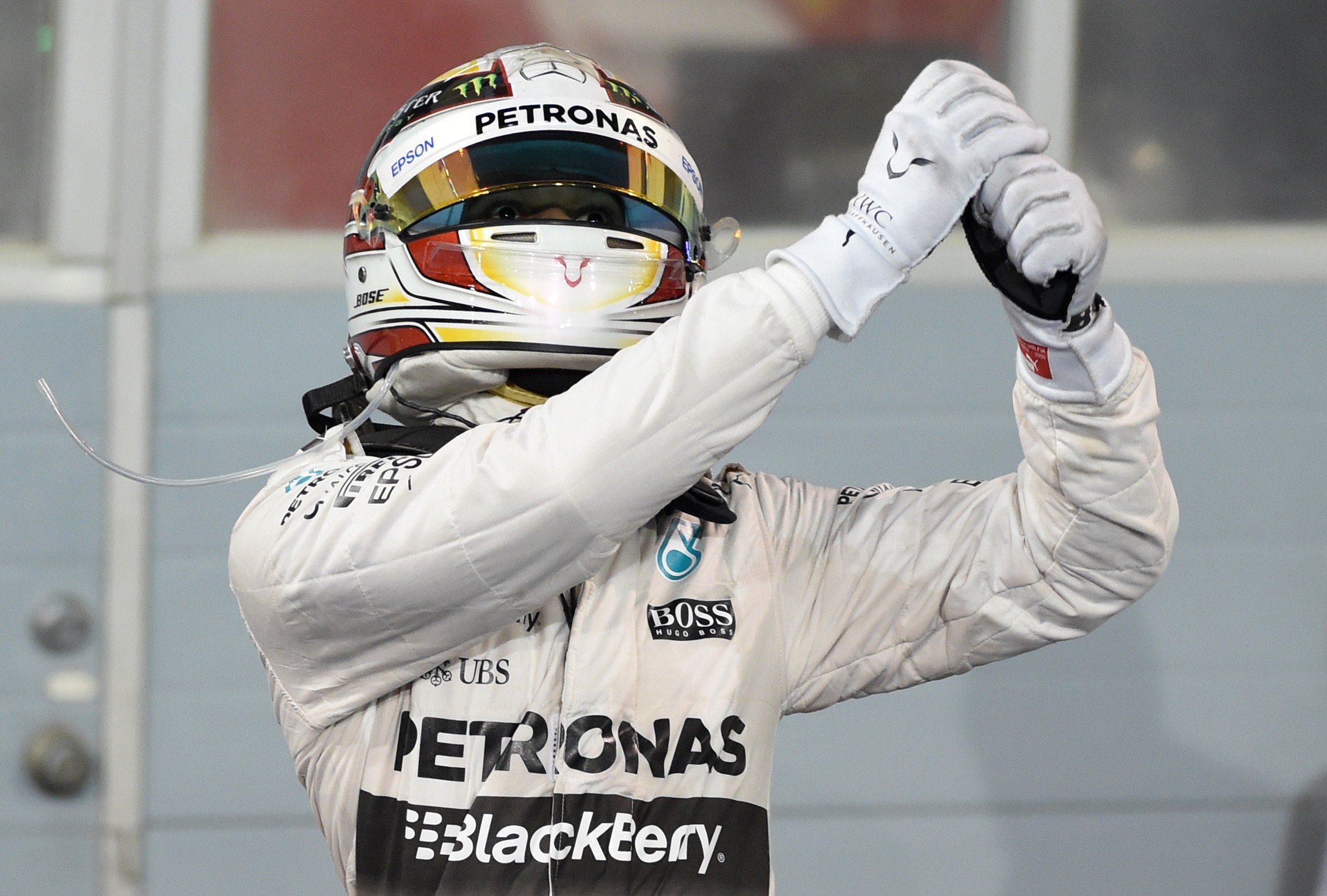 Lewis Hamilton cambia casco e Arai lo scarica: la Bell in agguato?