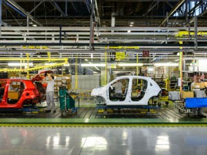 Istat: balzo dell’industria, +1,9% a gennaio. Boom per l’auto, +10,9%