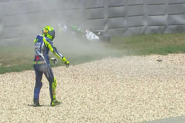 Valentino Rossi dopo la caduta al Gp delle Americhe 2016 / MotoGp.com