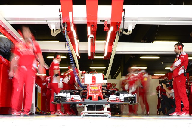 Gli ingegneri Ferrari al lavoro / Getty