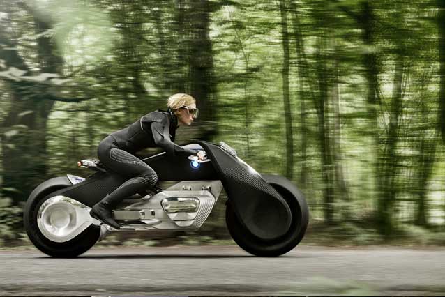 Bmw, il futuro delle due ruote è senza casco: ecco la moto che non cade mai