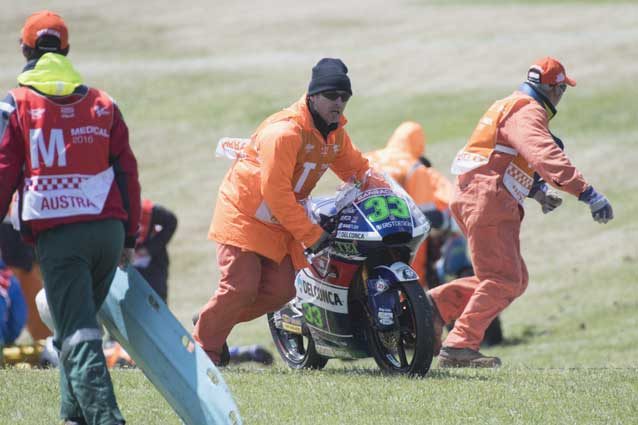 La moto di Enea Bastianini portata fuori dopo dai commissari di circuito dopo la bandiera rossa / GettyImages