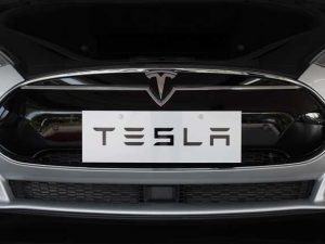 Tesla, la Germania chiede di fermare la pubblicità dell’Autopilot