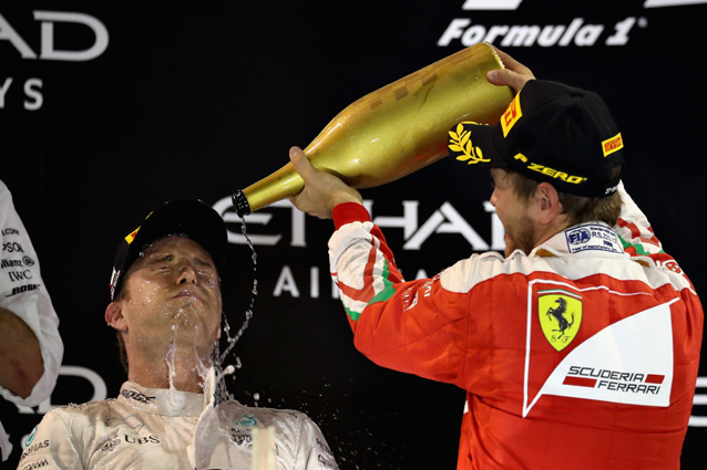 I tedeschi Nico Rosberg e Sebastian Vettel festeggiano sul podio – Getty Images