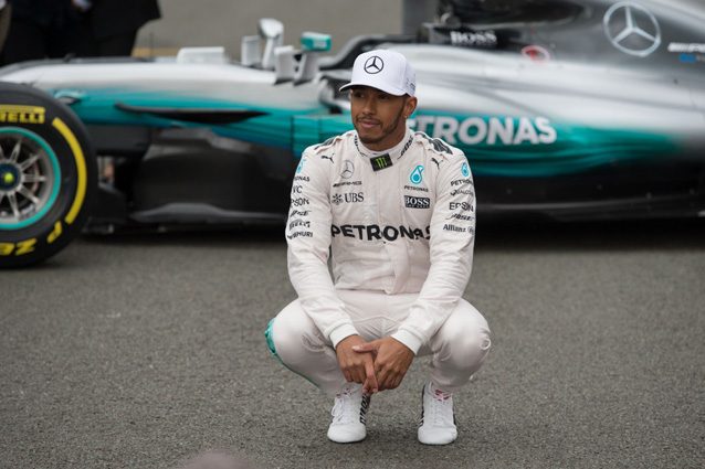 Lewis Hamilton insieme alla Mercedes W08 Hybrid – Getty Images