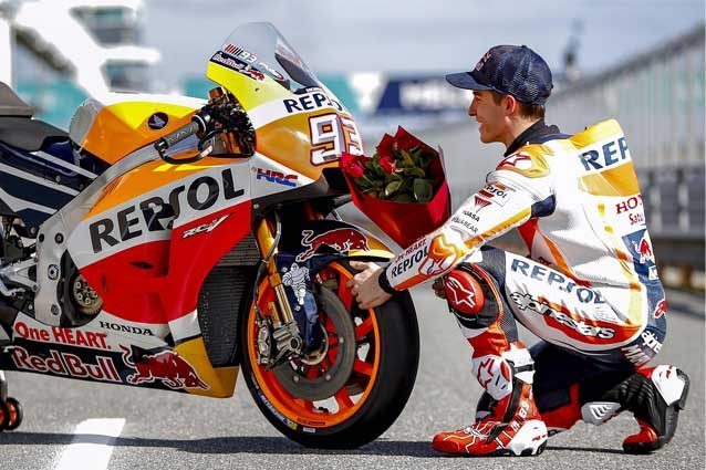 Marc Marquez porge un mazzo di rose alla sua Honda / Instagram
