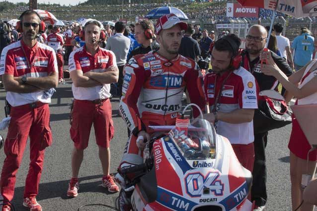Andrea Dovizioso e i meccanici Ducati in griglia di partenza / GettyImages