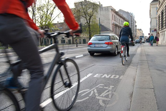 Sorpasso ai ciclisti a meno di un metro e mezzo, si rischiano fino a 651 euro di multa
