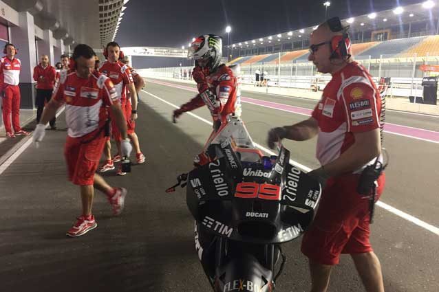 Jorge Lorenzo al rientro al box dopo la prima uscita con la nuova carena Ducati / Twitter @izaskunruiz