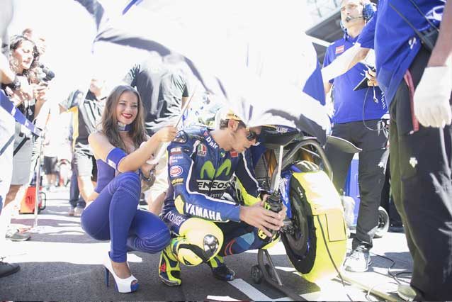Valentino Rossi e i meccanici Yamaha in griglia di partenza / GettyImages
