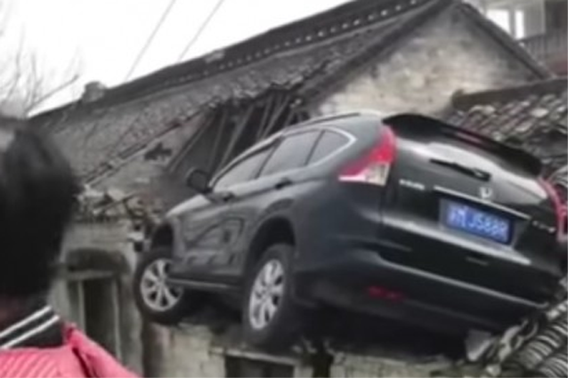 Non frena ma accelera, l’auto finisce sul tetto di un casa