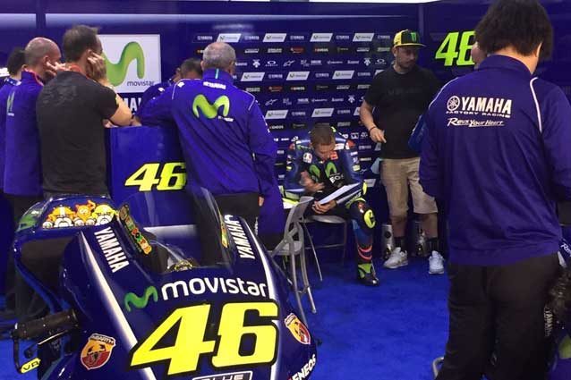 Valentino Rossi al box durante il primo giorno di test in Qatar / Movistar Tv
