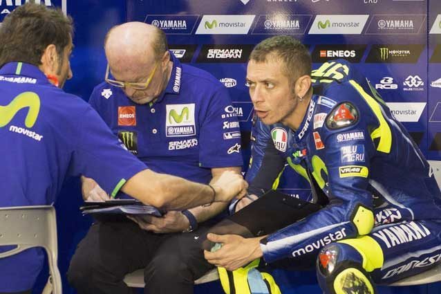 Valentino Rossi al box durante il secondo giorno di test / GettyImages