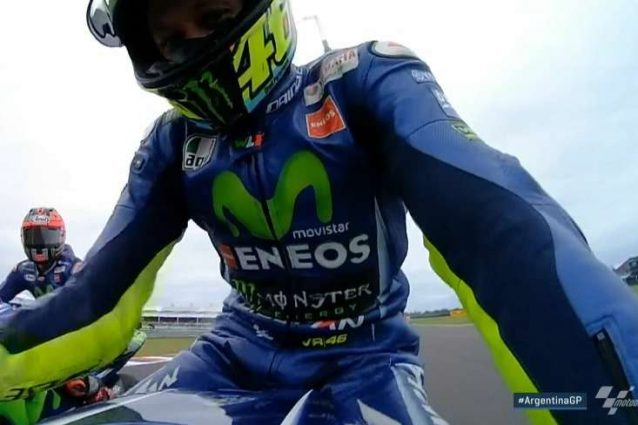 Selfie per la coppia Yamaha, impennata di Rossi