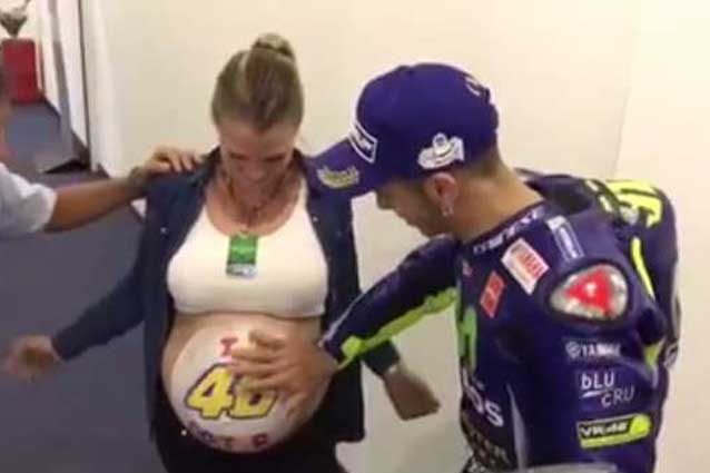 Valentino Rossi accarezza il pancione / MotoGP.com