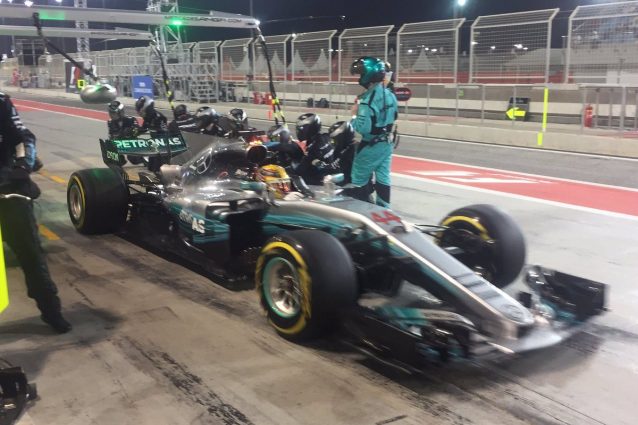 Hamilton ai box, Vettel leader