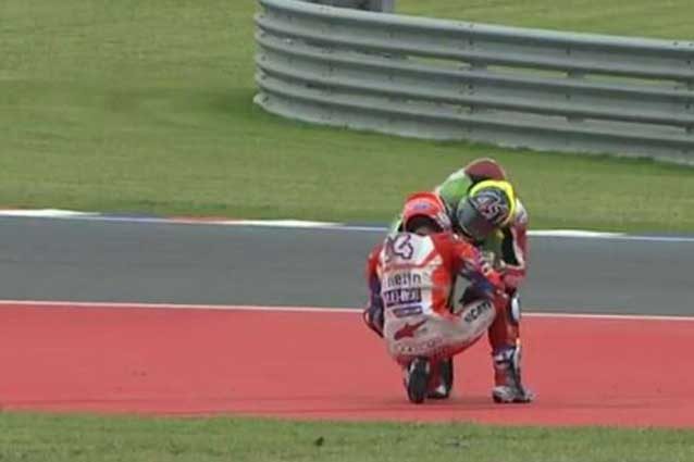 Aleix Espargaro si scusa con Andrea Dovizioso dopo la caduta in curva 5 / MotoGp.com