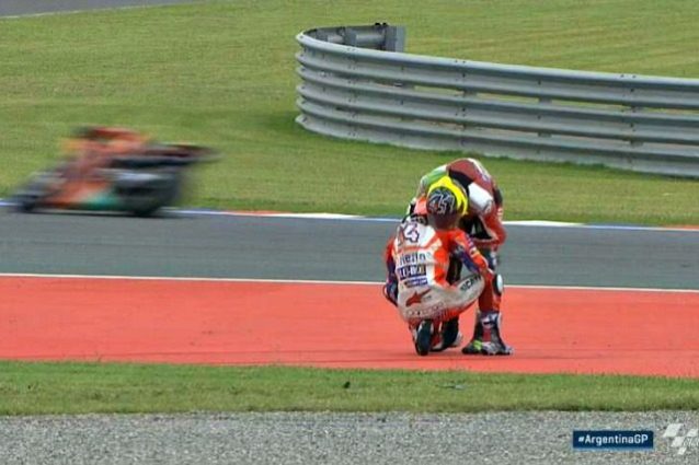 Espargaro abbraccia Dovizioso e gli chiede scusa per l'incidente