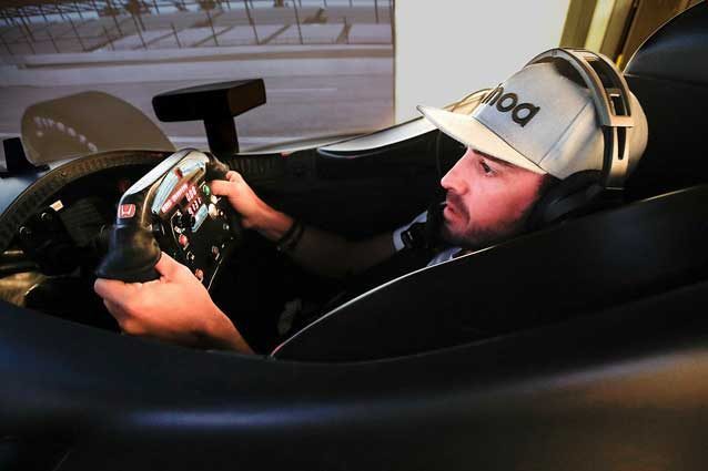 Fernando Alonso al simulatore IndiCar Honda / @McLarenIndy