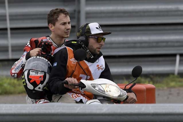 Jorge Lorenzo rientra al box dopo la caduta alla prima curva del Gp d'Argentina / GettyImages