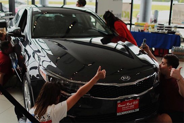 I concorrenti del concorso "Kiss a Kia" – Foto Twitter