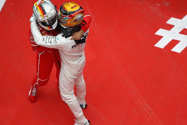 Lewis Hamilton e Sebastian Vettel si abbracciano alla fine del GP di Cina – Getty Images