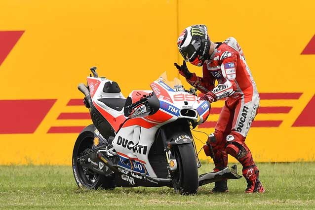 Jorge Lorenzo dopo la caduta alla prima curva del Gp d'Argentina / @JorgeLorenzo
