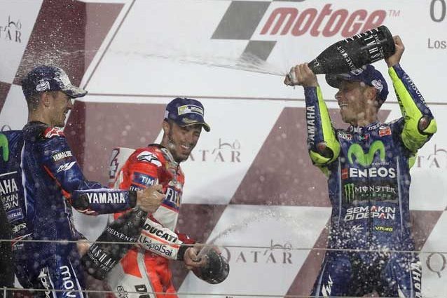 Maverick Vinales, Andrea Dovizioso e Valentino Rossi sul podio del Gp del Qatar 2017 / GettyImages