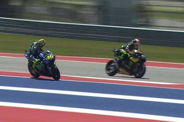 Valentino Rossi costretto fuori traiettoria dopo il contatto con Johann Zarco / MotoGP.com