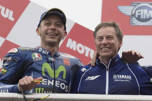 Valentino Rossi e Lin Jarvis sul podio di Termas de Rio Hondo / GettyImages