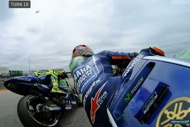 Rischio di contatto tra Maverick Vinales e Valentino Rossi / MotoGP.com