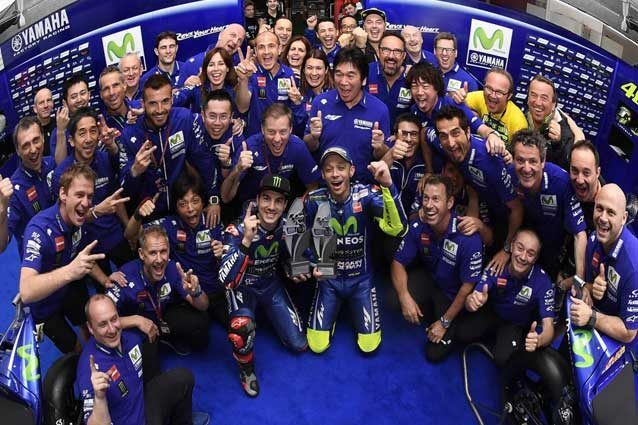 Il team Yamaha al completo festeggia il doppio podio in Argentina / Yamaha MotoGP